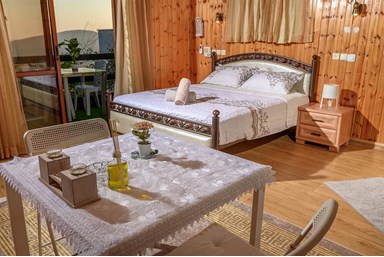 בקתות עץ המעיין