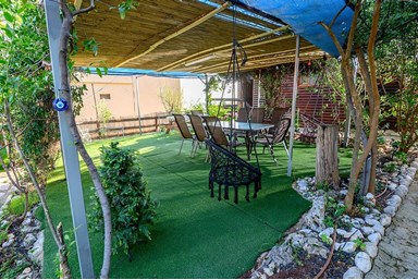 בקתות עץ המעיין - החצר והסביבה