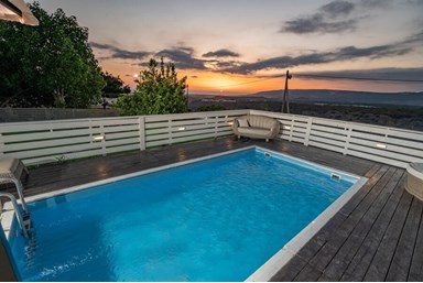 בקתות הקשת - החצר והבריכות