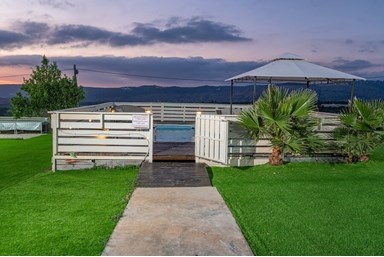 בקתות הקשת - החצר והבריכות