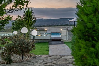 בקתות הקשת - החצר והבריכות