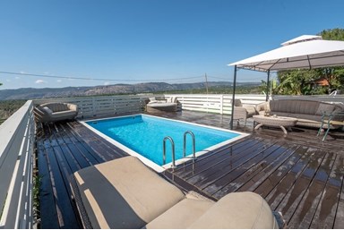 בקתות הקשת - החצר והבריכות