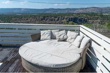 בקתות הקשת - החצר והבריכות