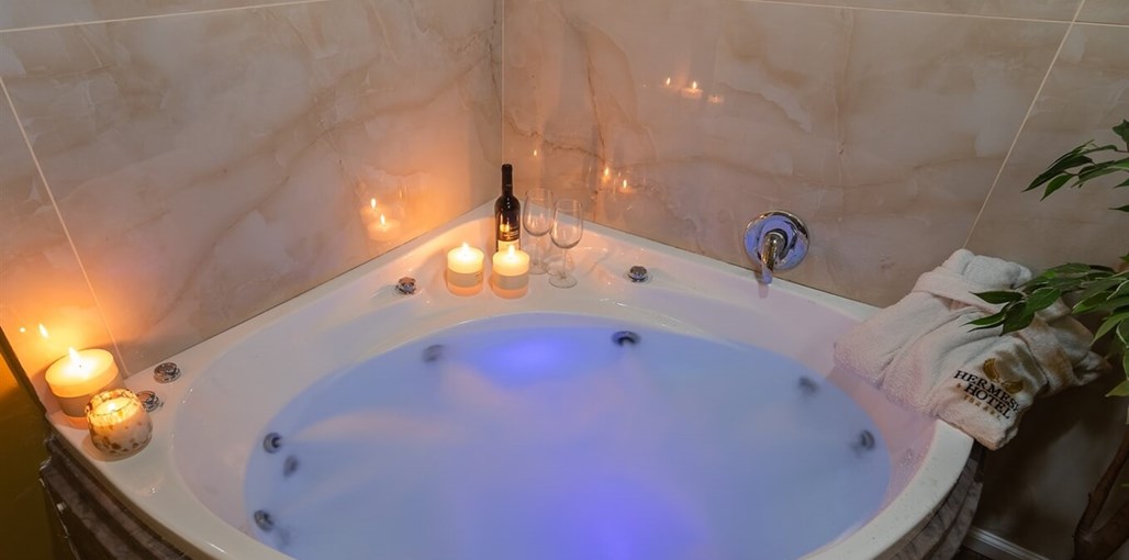 הרמספא הוטל - Hermespa Hotel סוויטת קינג עם ג'קוזי (11).jpg