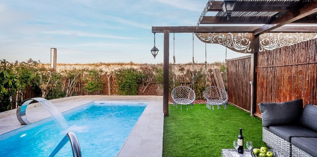 אקוודוקט גן בריכה - החצר והבריכה (1).jpg