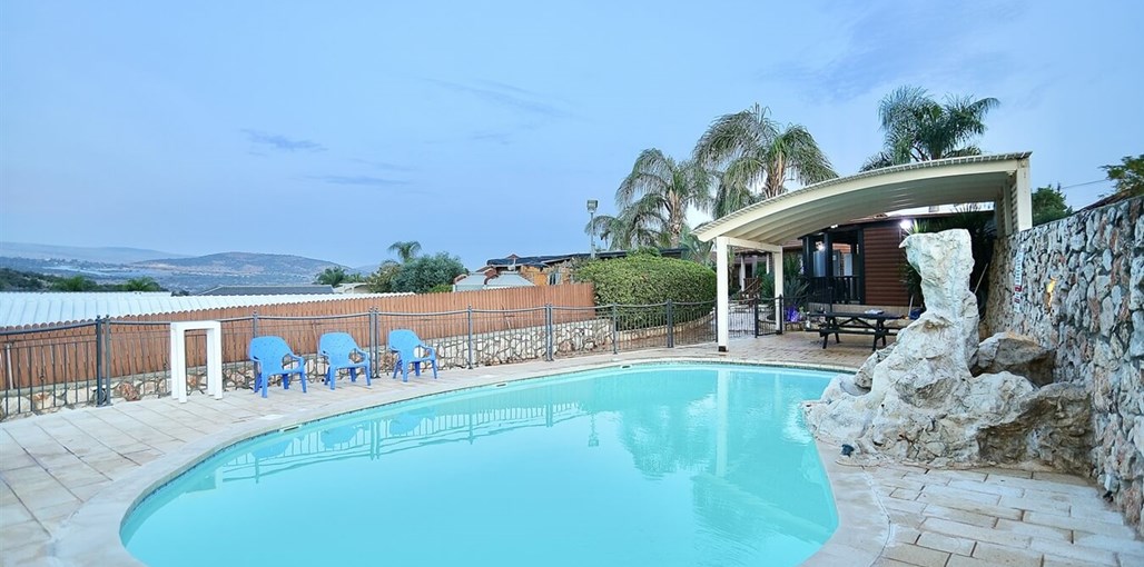 אצולת הגליל הבריכה והג'קוזי (2).jpg