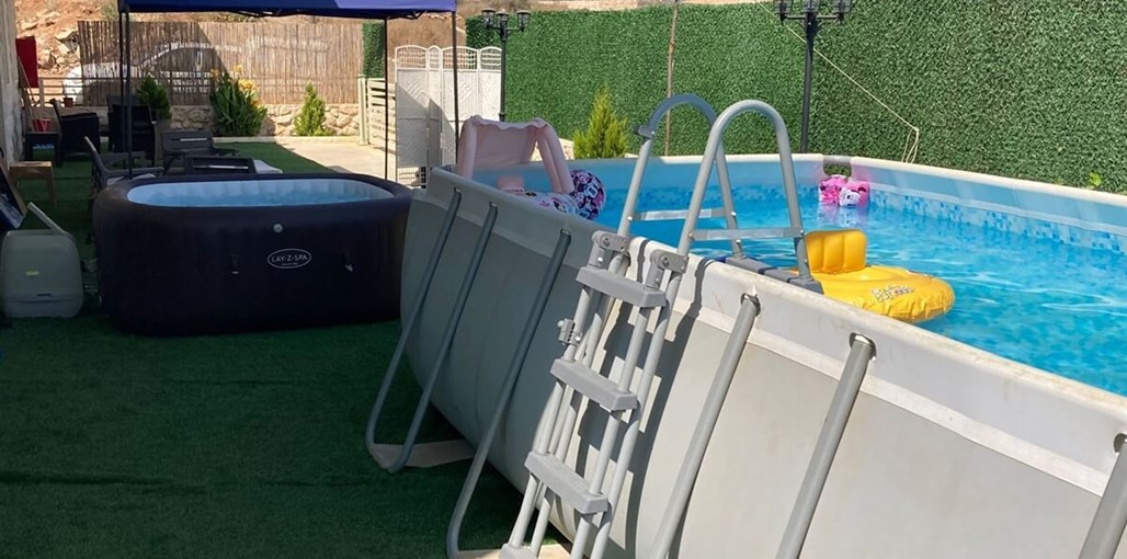 סוויטות לצד הנהר תמונת חצר אוגוסט 23.jpg