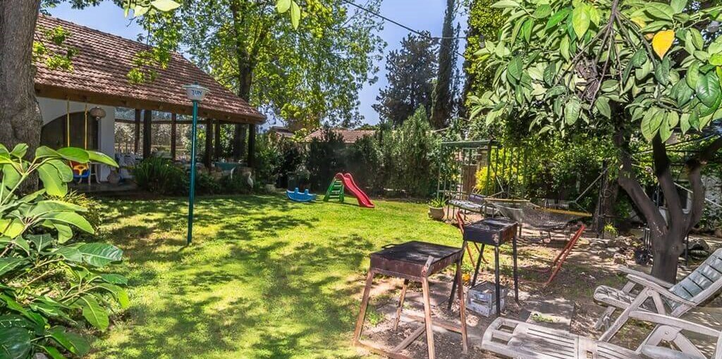 טל החרמון חצר (14).jpg