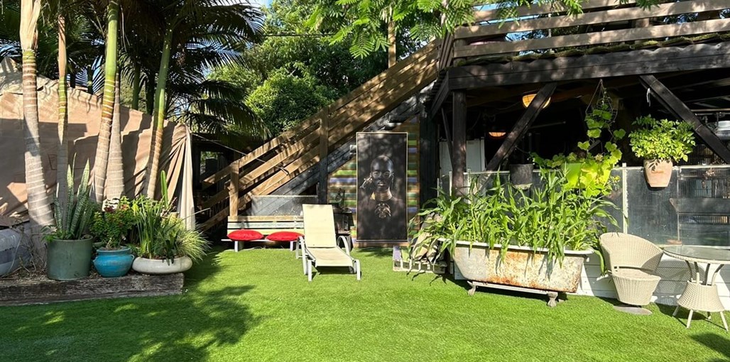 תומא בטבע החצר והבריכה (2).jpg