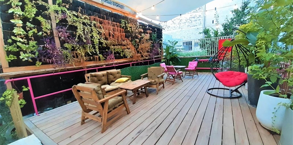 מלון דה קארדו - De Cardo Hotel דה קארדו - החצר (3).jpg