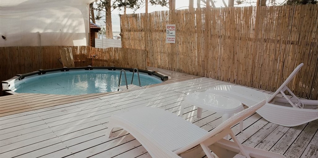 בארץ אהבתי בהזורעים חצר ובריכה (1).jpg