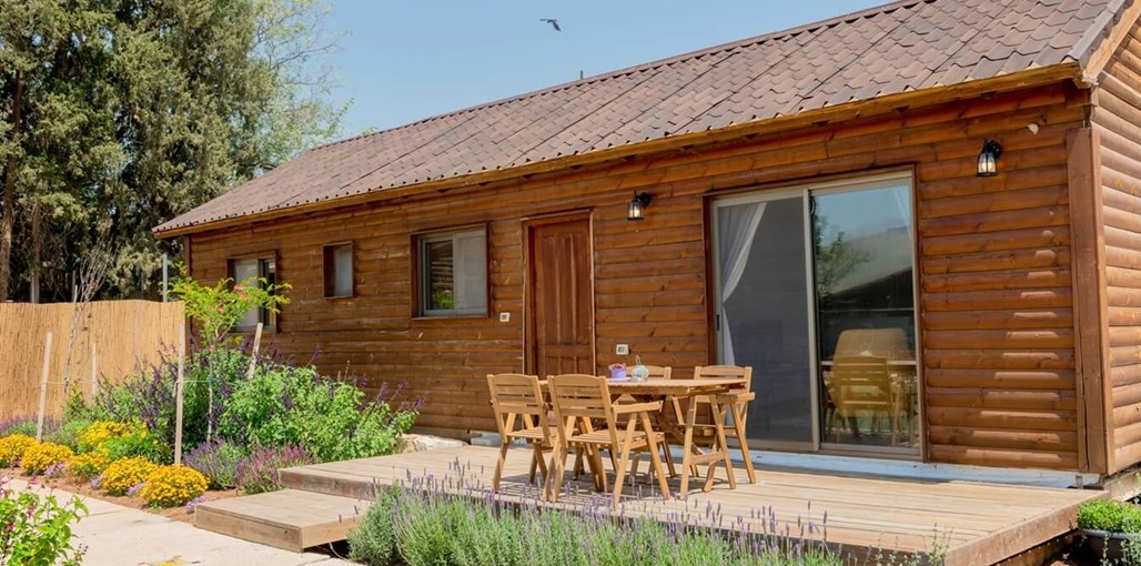 בארץ אהבתי בהזורעים חצר ובריכה (5).jpg