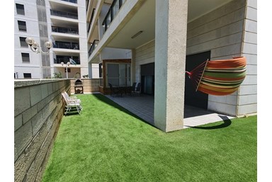 פינוק באכזיב דירת גן עם ג'קוזי - החצר והבריכה