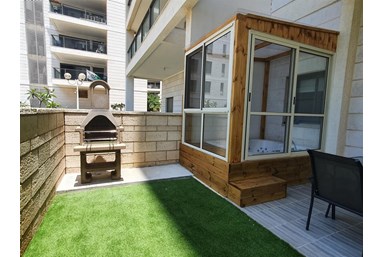 פינוק באכזיב דירת גן עם ג'קוזי - החצר והבריכה