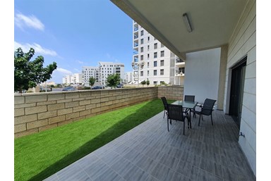 פינוק באכזיב דירת גן עם ג'קוזי - החצר והבריכה