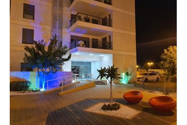 פינוק באכזיב דירת גן עם ג'קוזי - החצר והבריכה