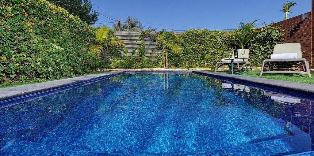 על גדות הירדן הבריכה (1).jpg