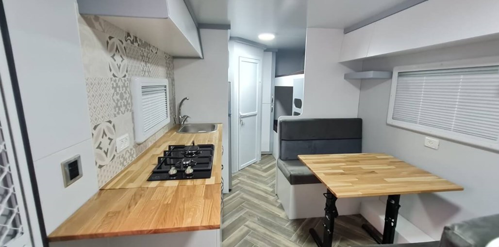 קרוואן שירת הים שירת הים - פנים הקרוואן (6).jpg