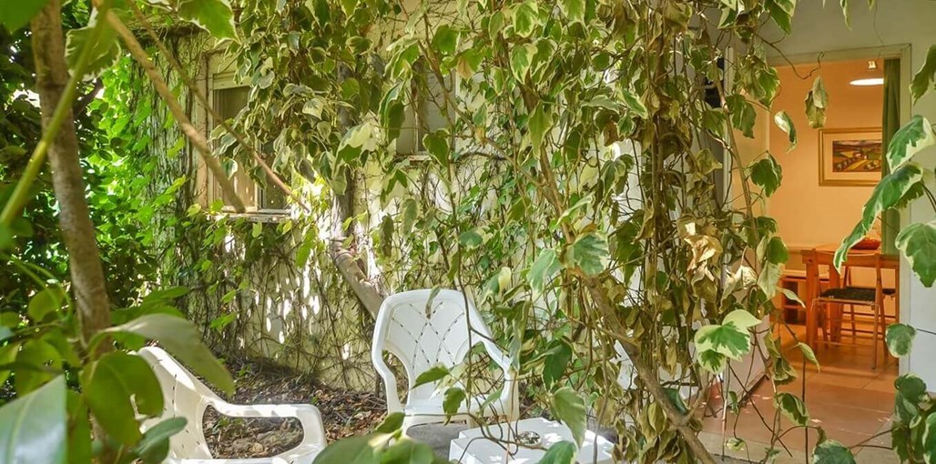 בבוסתן - תמר ודני שחר A1_(25) סטודיו חוץ.jpg