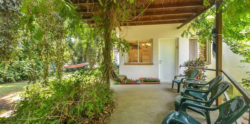 בבוסתן - תמר ודני שחר A1_(26) משפחתית חוץ.jpg