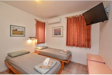 בבוסתן - תמר ודני שחר - יחידה משפחתית