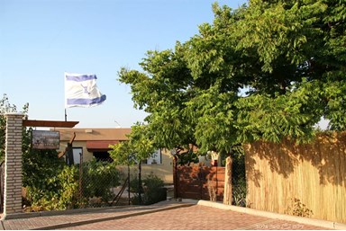 פינת הגפן - אירוח כפרי - החצר והנוף