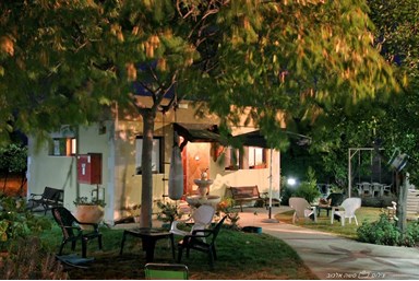 פינת הגפן - אירוח כפרי - החצר והנוף