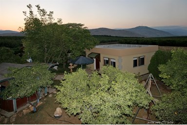 פינת הגפן - אירוח כפרי - החצר והנוף