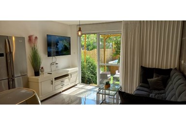 נגיעות הגולן - החצר והסביבה