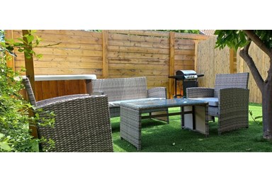 נגיעות הגולן - החצר והסביבה