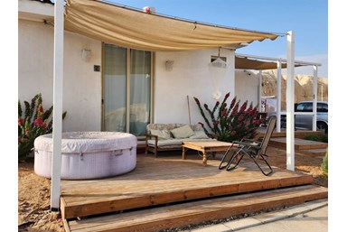 סוויטות לבנדר ים המלח - המטבח, החצר והנוף