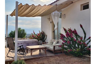 סוויטות לבנדר ים המלח - המטבח, החצר והנוף