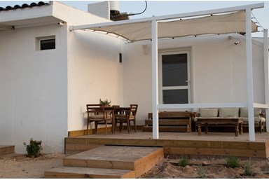 סוויטות לבנדר ים המלח - המטבח, החצר והנוף