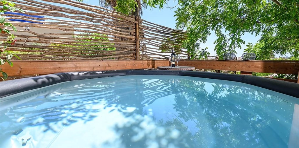 פרדייז בפרדס - Paradise Ba-pardes מרכז דאמה - החצר (5).jpg