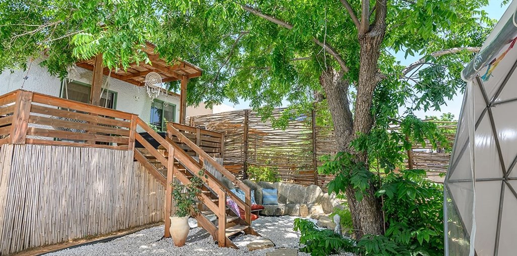 פרדייז בפרדס - Paradise Ba-pardes מרכז דאמה - החצר (15).jpg