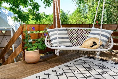 פרדייז בפרדס - Paradise Ba-pardes - החצר והסביבה