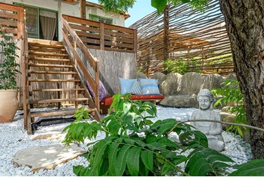 פרדייז בפרדס - Paradise Ba-pardes - החצר והסביבה