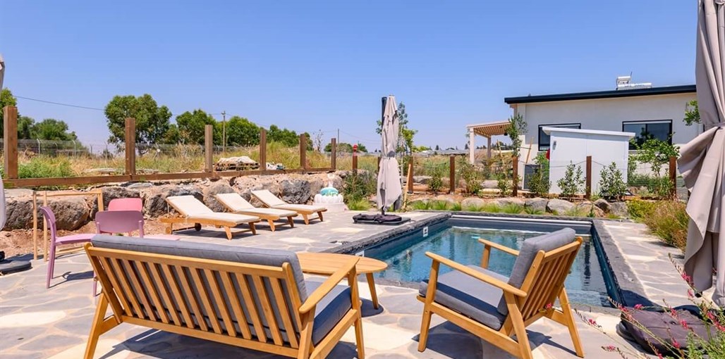 סוויטות כימים אחדים חצר (2).jpg