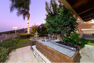 אחוזת רום - החצר והבריכה 