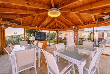 אחוזת רום - החצר והבריכה 