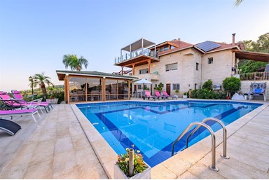 אחוזת רום - החצר והבריכה 