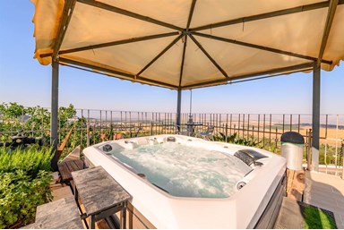 אחוזת רום - החצר והבריכה 