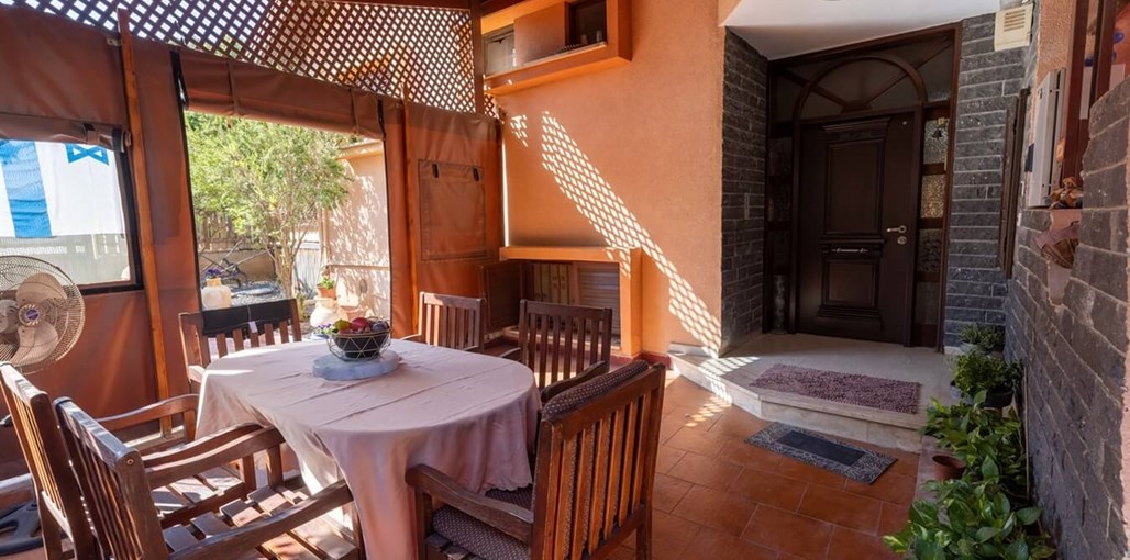 צימר יקב בוטיק ויצמן פינת ישיבה בכניסה.jpg