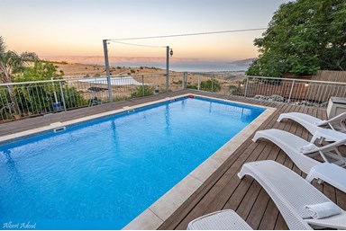 הבקתות של רחל - החצר