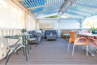 הבקתות של רחל - החצר