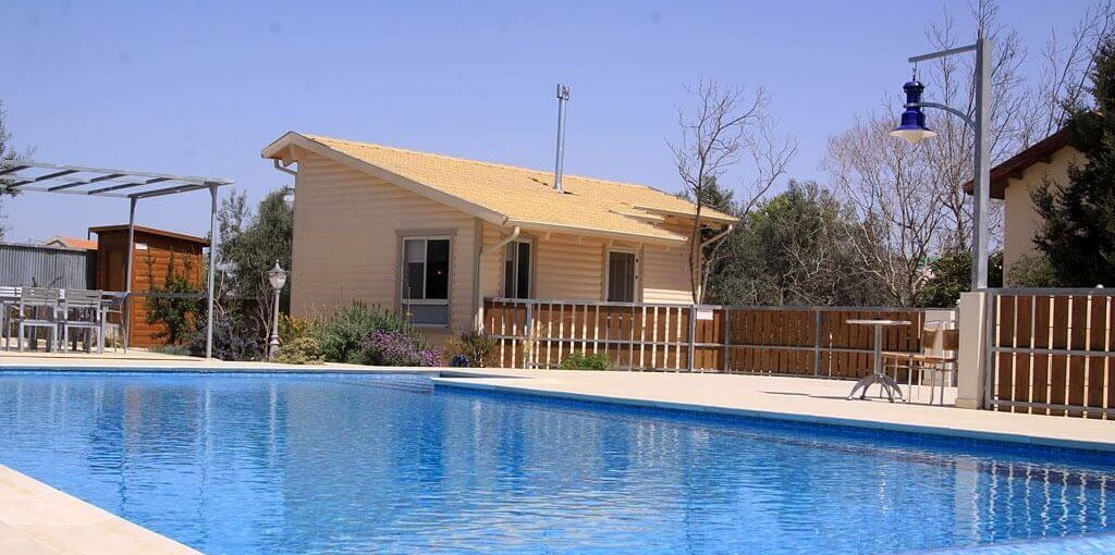 צימר מתוש חצר ובריכה (7).jpg