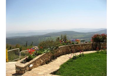 און בר קייט - החצר והגינה