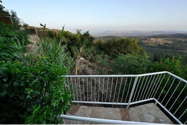 און בר קייט - החצר והגינה