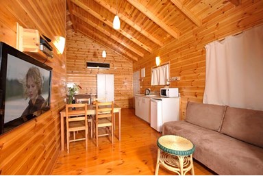 לוין נוף מרהיב  - בקתות עץ זוגיות ומשפחתיות