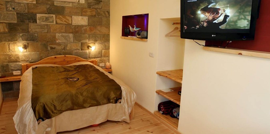 שוויץ באמירים - צימרים וספא צימר משמש (8).jpg